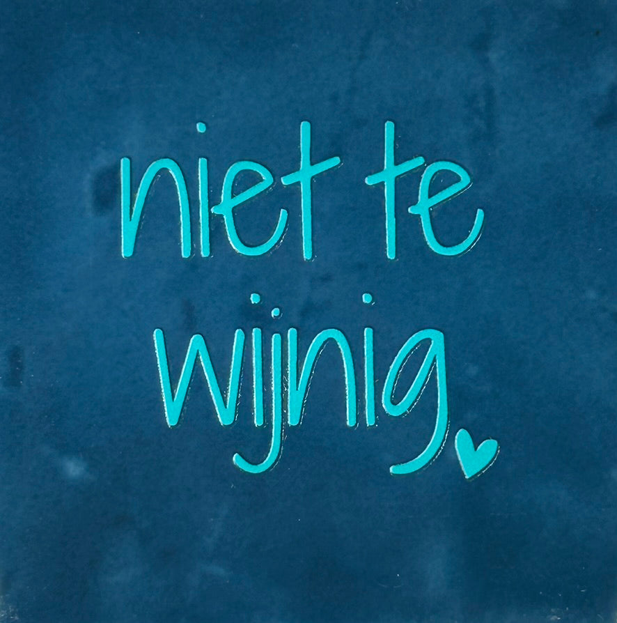 Quote tegeltje 'niet te wijnig' donkerblauw/turquoise