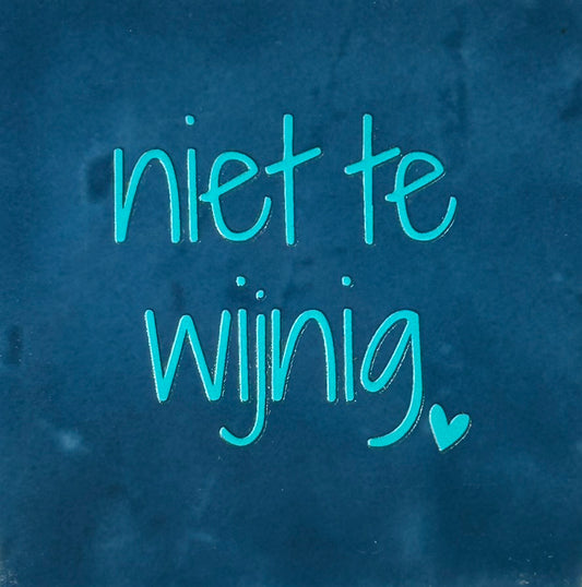 Quote tegeltje 'niet te wijnig' donkerblauw/turquoise