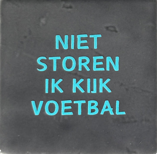 Quote tegeltje 'niet storen ik kijk voetbal' antraciet/turquoise