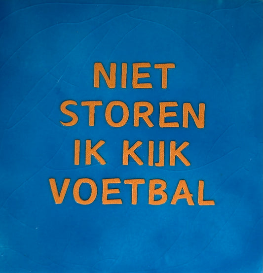 Quote tegeltje 'niet storen ik kijk voetbal' lichtblauw/oranje