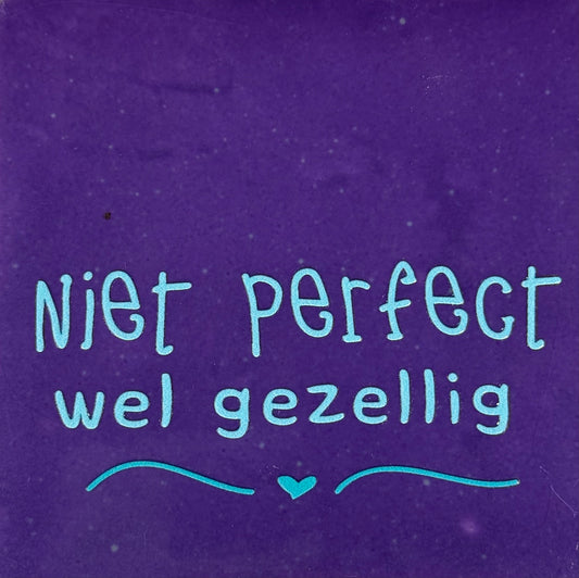 Quote tegeltje 'niet perfect wel gezellig' paars/warmblauw (turquoise)