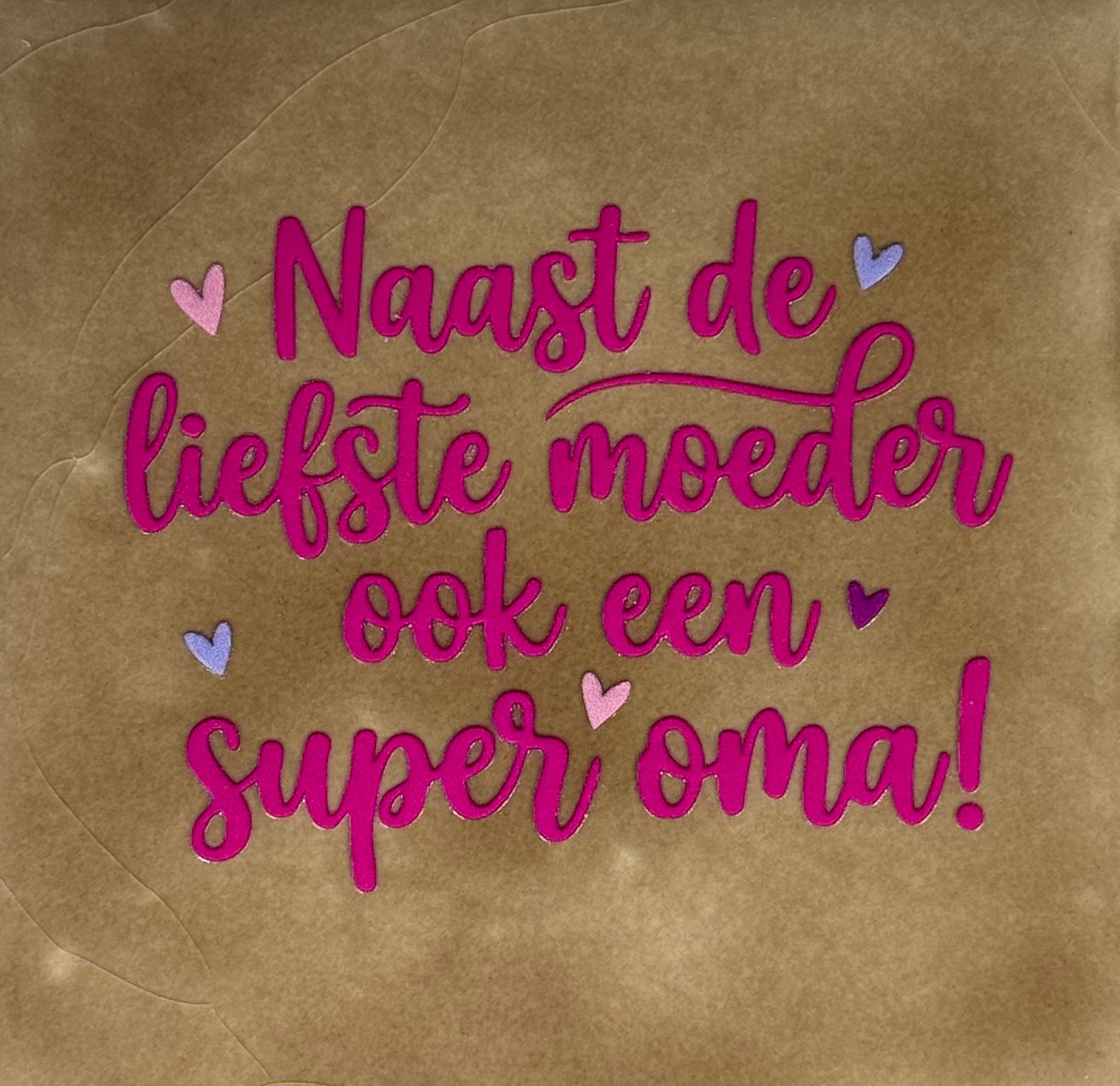 Quote tegeltje 'naast de liefste moeder ook een super oma (nieuw)' taupe/knalroze(lila-paars-warmroze)