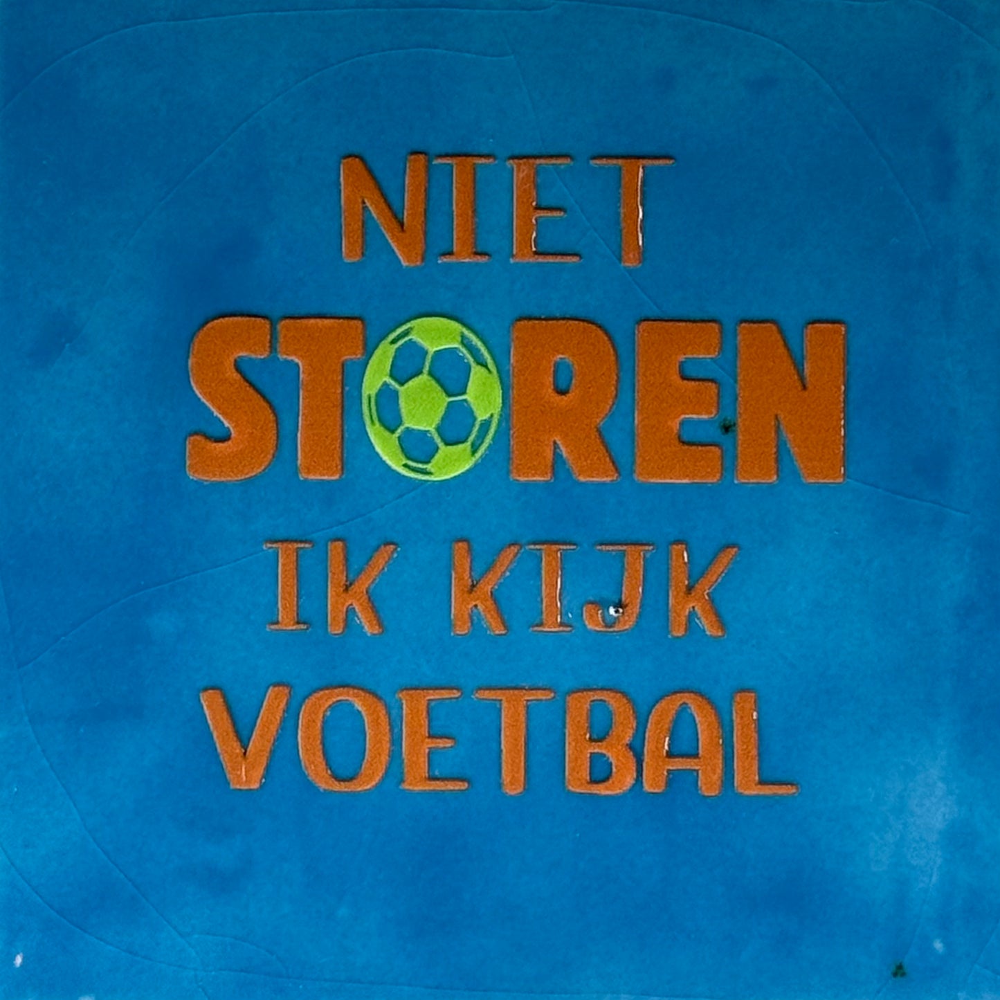 Quote tegeltje 'niet storen ik kijk voetbal' lichtblauw/oranje (lime)