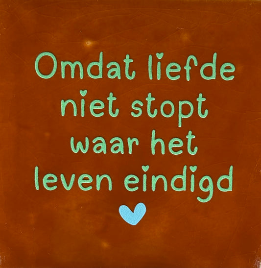 Quote tegeltje 'omdat liefde niet stopt waar het leven eindigd' terra/mint (warmblauw)