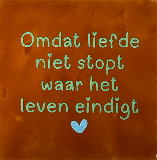 Quote tegeltje 'omdat liefde niet stopt waar het leven eindigt'  terra/mint (warmblauw)