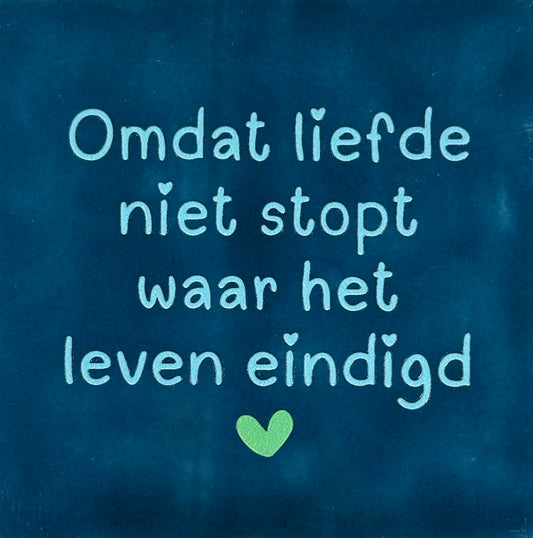 Quote tegeltje 'omdat liefde niet stopt waar het leven eindigd' donkerblauw/warmblauw (mint)