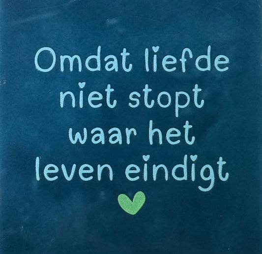Quote tegeltje 'omdat liefde niet stopt waar het leven eindigt' donkerblauw/warmblauw (mint)