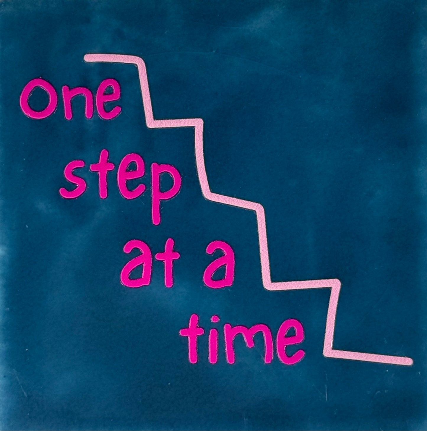 Quote tegeltje 'one step at a time' donkerblauw/knalroze(warmroze)