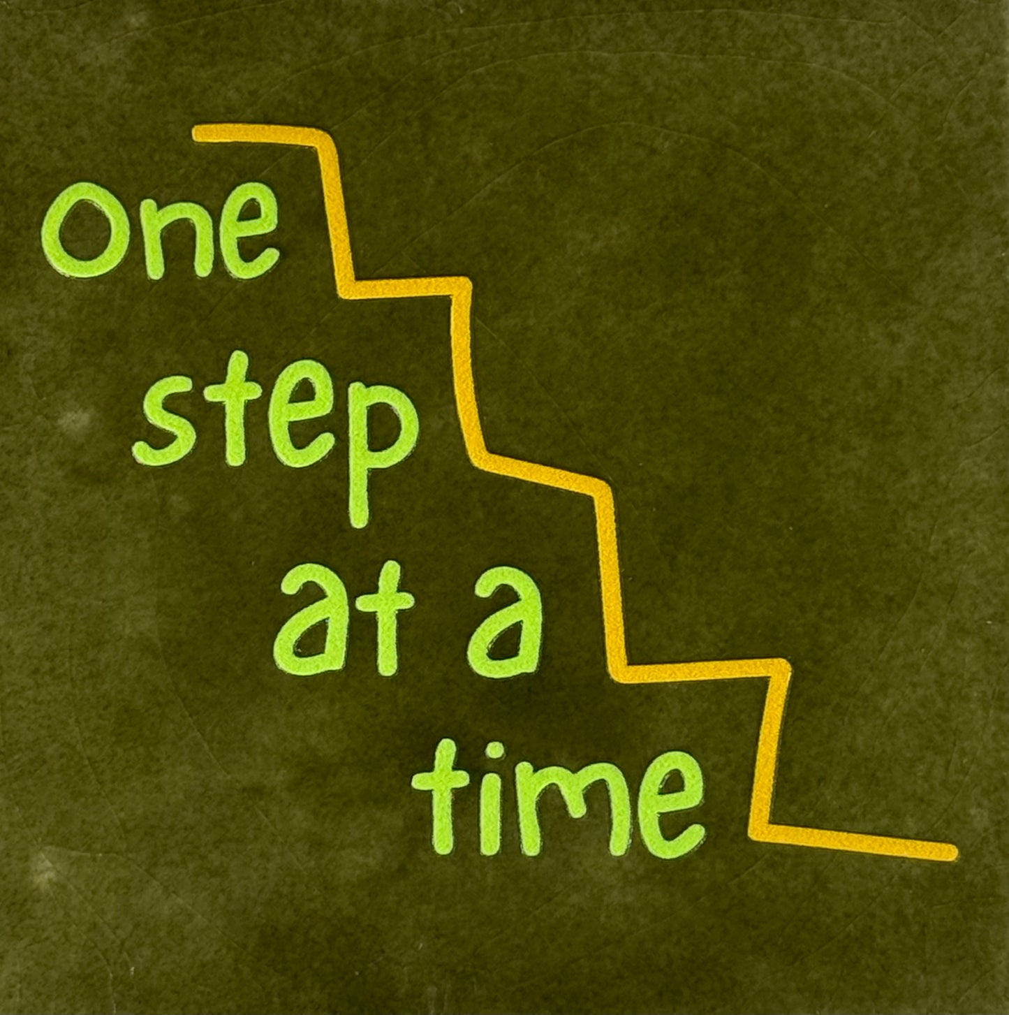 Quote tegeltje 'one step at a time' olijf/lime(geel)