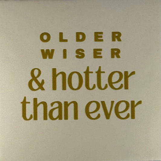 Quote tegeltje 'older wiser & hotter than ever' creme/goud