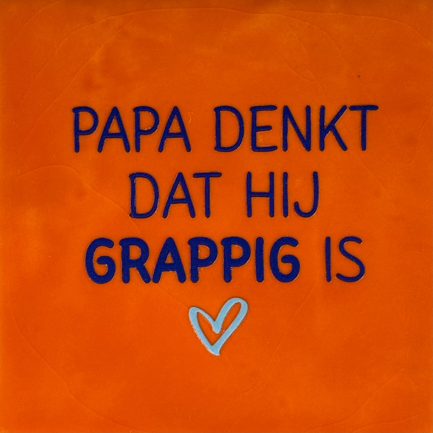 Quote tegeltje 'papa denkt dat hij grappig is' oranje/kobalt (warmblauw)