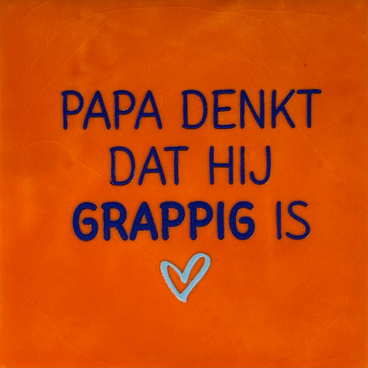 Quote tegeltje 'papa denkt dat hij grappig is' oranje/kobalt (warmblauw)