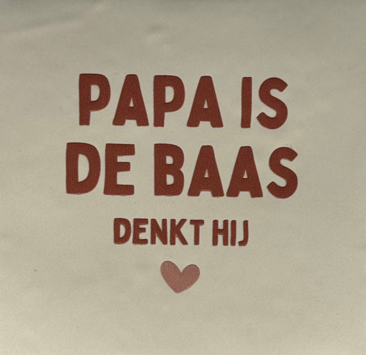 Quote tegeltje 'papa is de baas denkt hij' creme/taupe(nude roze)