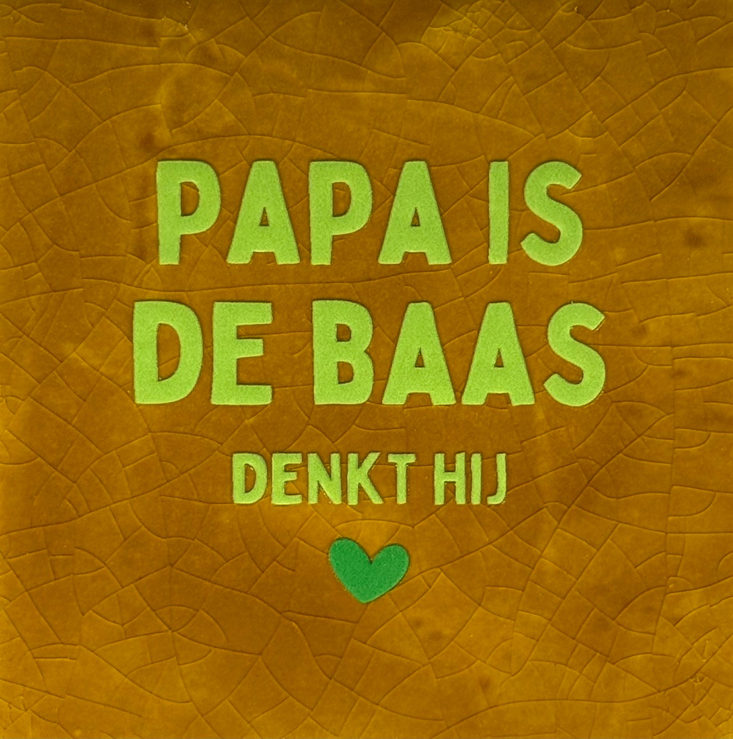 Quote tegeltje 'papa is de baas denkt hij' oker/lime(knalgroen)
