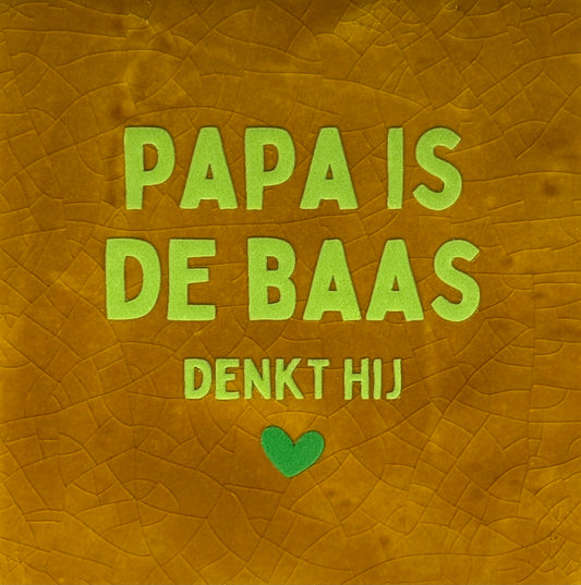 Quote tegeltje 'papa is de baas denkt hij' oker/lime(knalgroen)