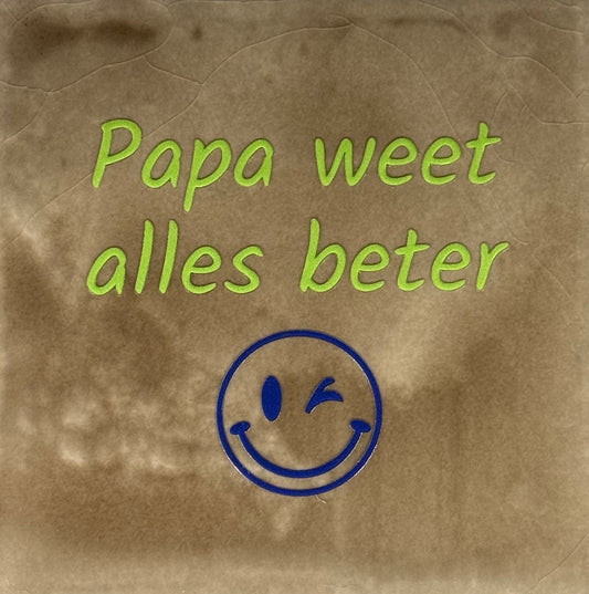 Quote tegeltje 'papa weet alles beter' taupe/lime(kobalt)