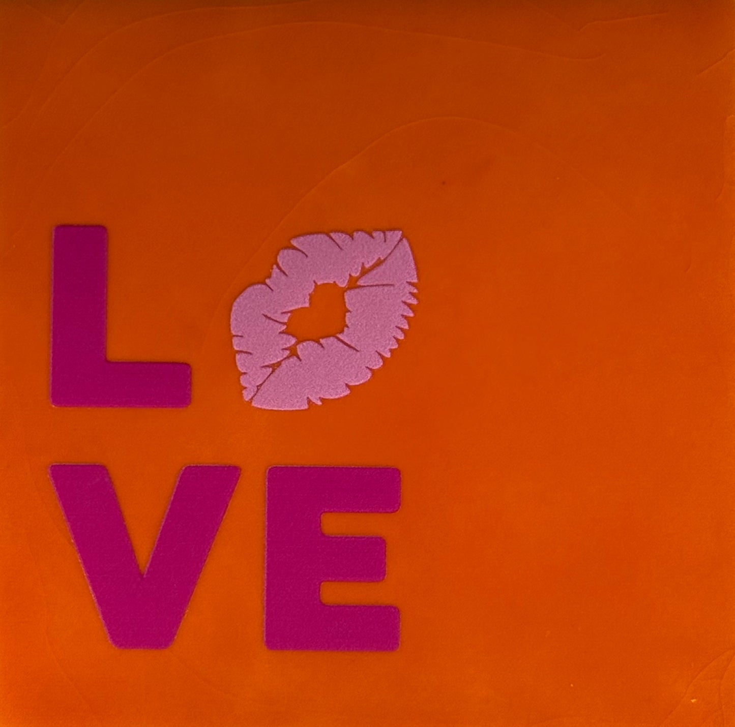 Quote tegeltje 'love(kusje)' oranje/knalroze(warmroze)