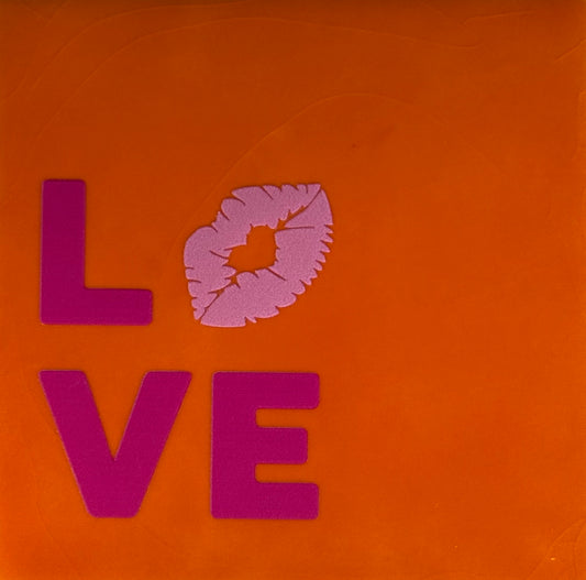 Quote tegeltje 'love(kusje)' oranje/knalroze(warmroze)