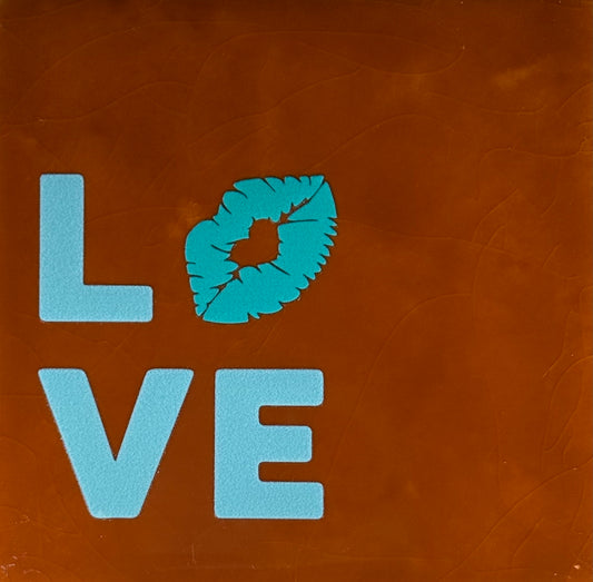 Quote tegeltje 'love(kusje)' terra/warmblauw(turquoise)
