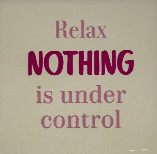 Quote tegeltje 'relax nothing is under control' creme/warmroze (knalroze)