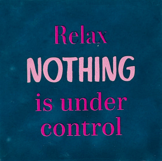Quote tegeltje 'relax nothing is under control' donkerblauw/knalroze (warmroze)