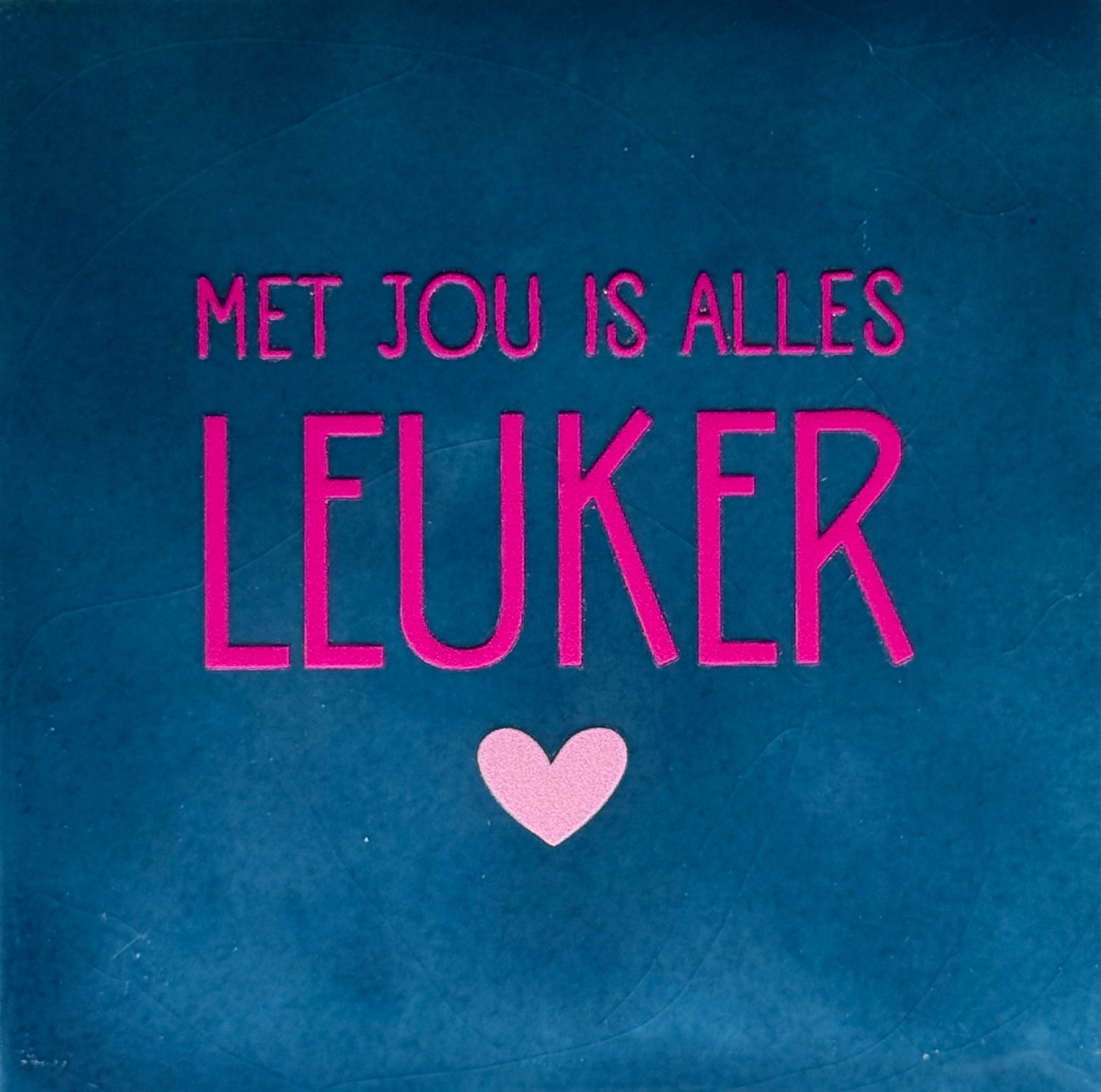 Quote tegeltje 'Met jou is alles leuker (nieuw)' donkerblauw/knalroze(warmroze)