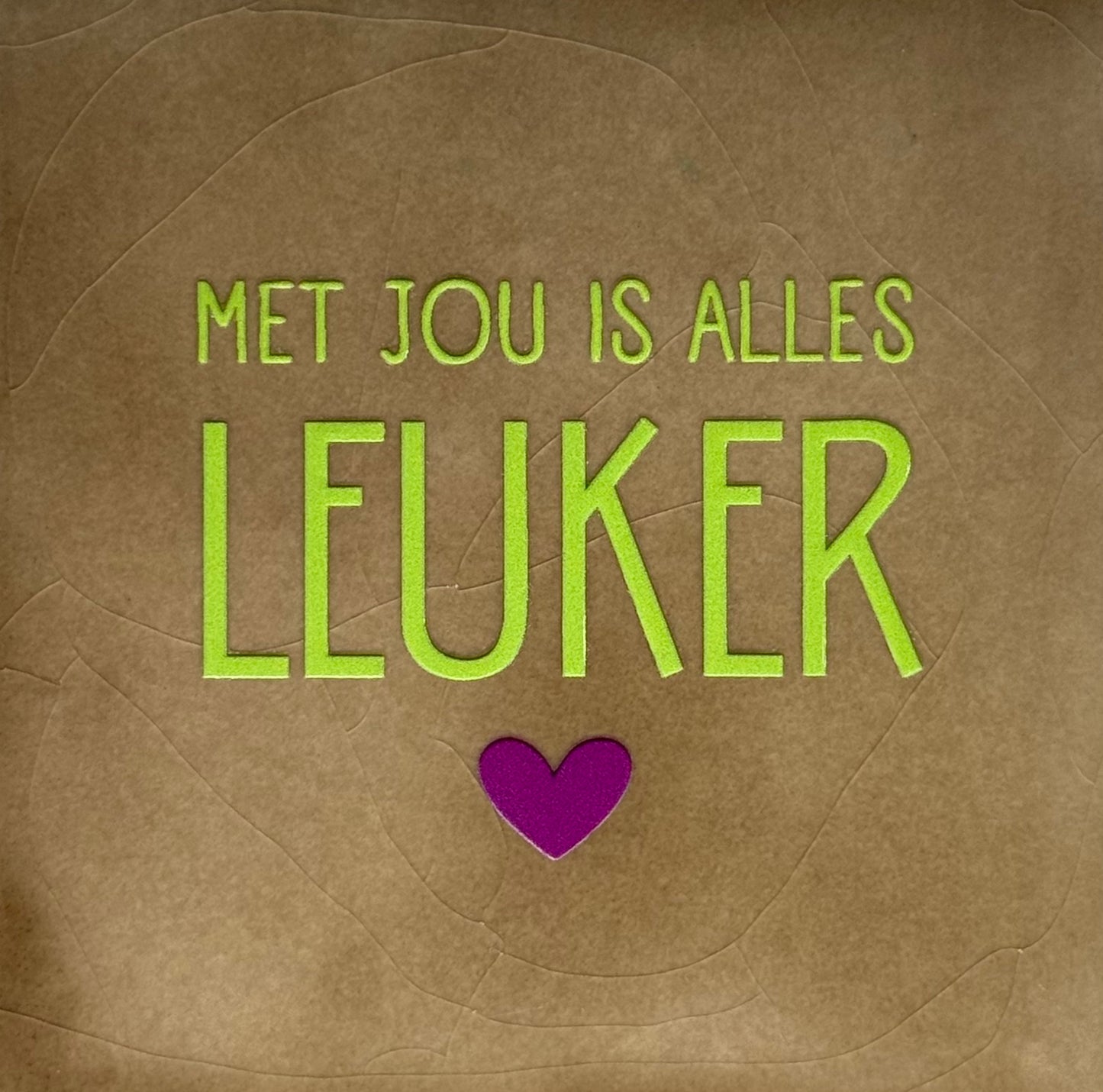 Quote tegeltje 'Met jou is alles leuker (nieuw)' taupe/lime(paars)