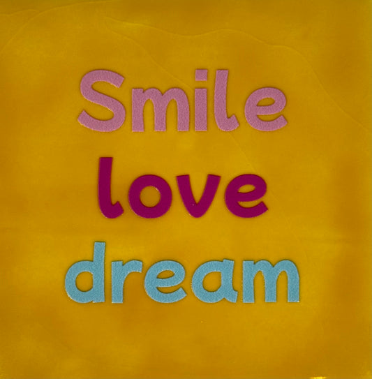 Quote tegeltje 'smile love dream' geel/warmroze (knalroze-warmblauw)
