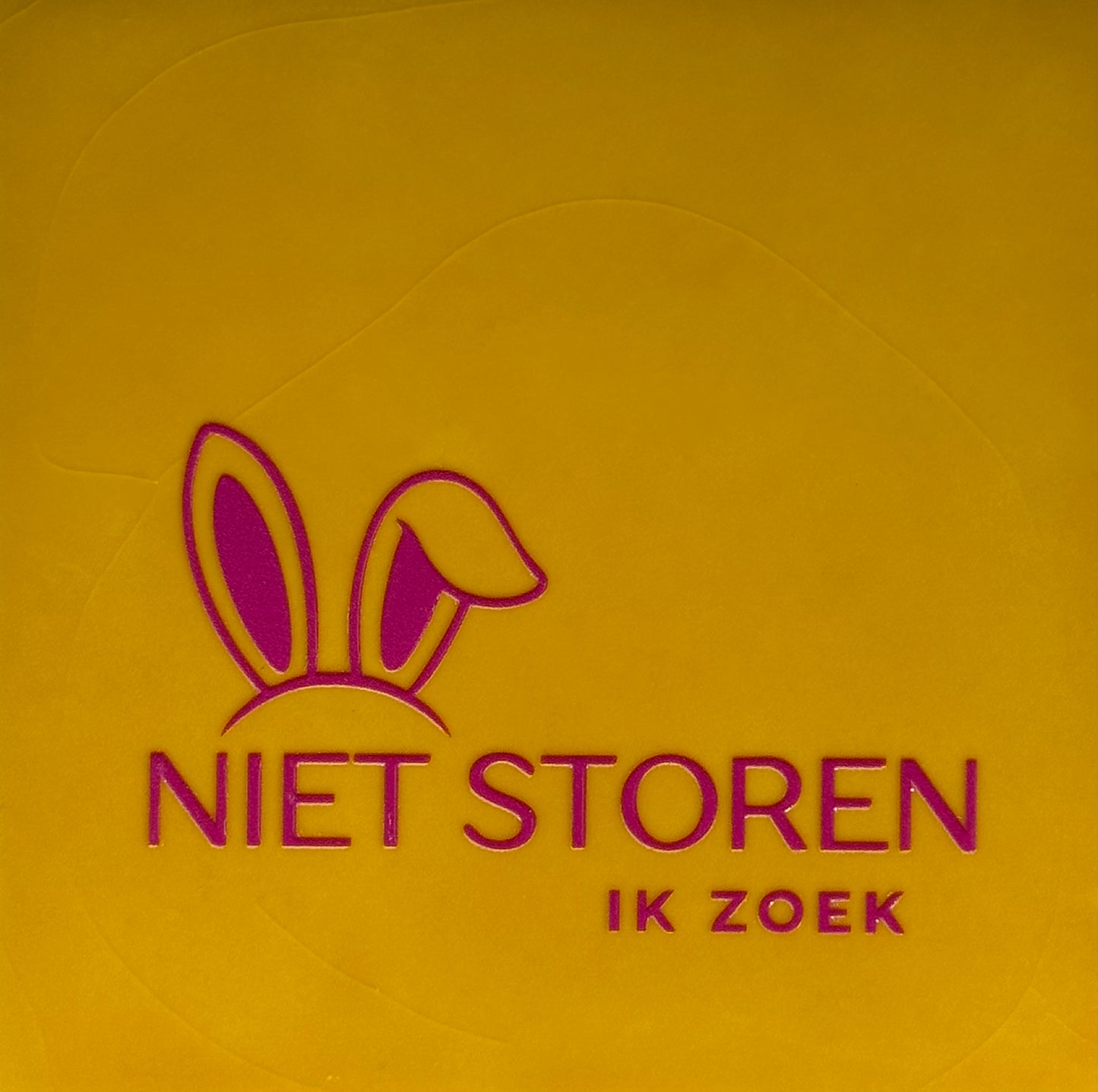 Quote tegeltje 'niet storen ik zoek' geel/knalroze