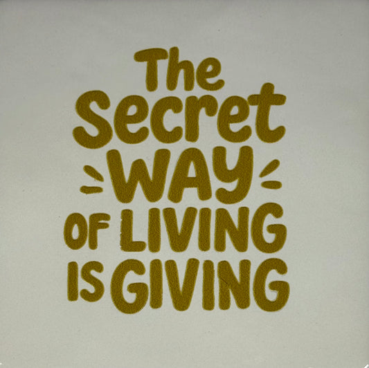 Quote tegeltje 'the secret way of living is giving' creme/goud