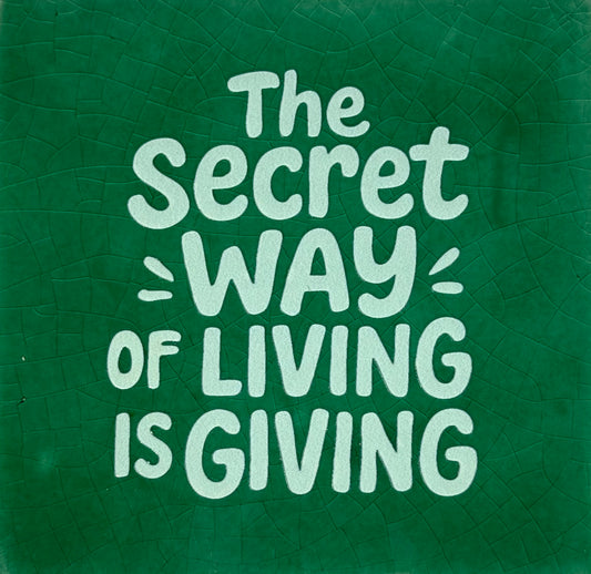 Quote tegeltje 'the secret way of living is giving' hardgroen/lichtgroen