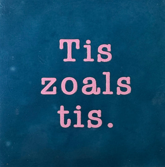 Quote tegeltje 'tis zoals tis' donkerblauw/warmroze