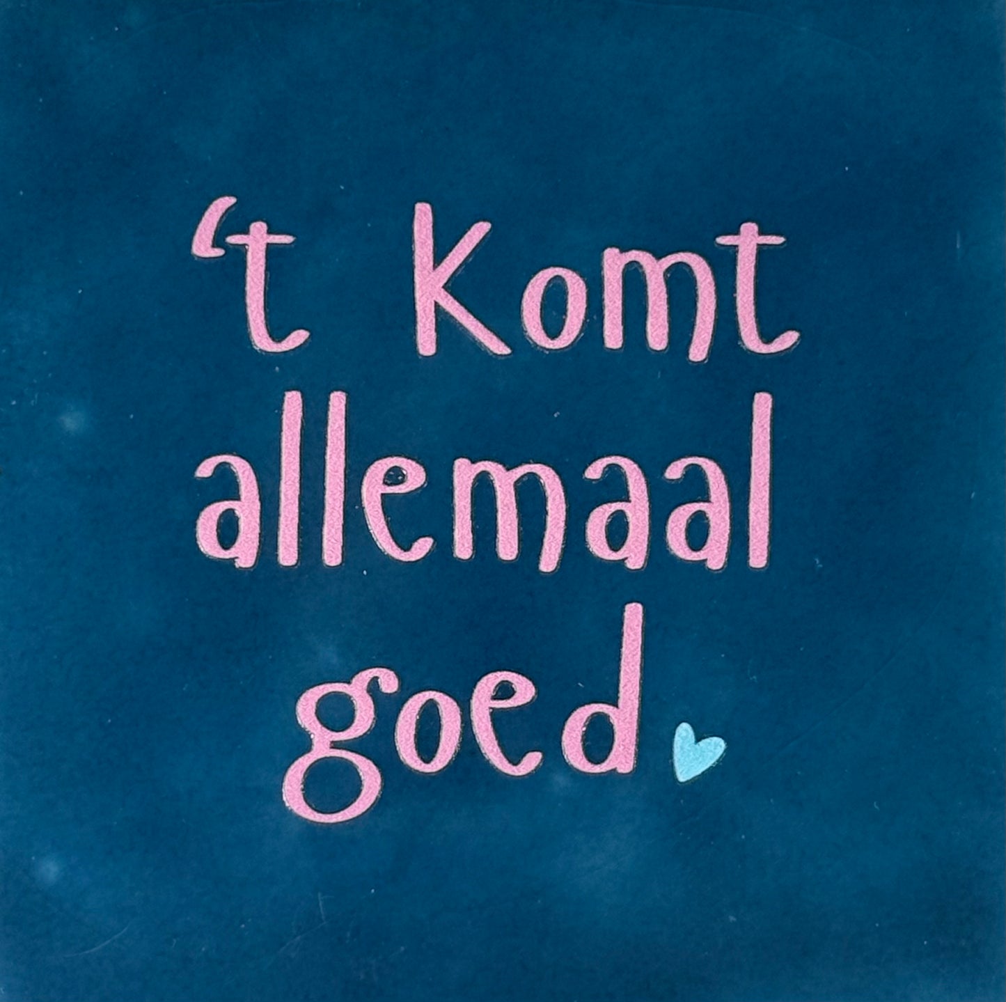 Quote tegeltje 't komt allemaal goed' donkerblauw/warmroze(warmblauw)