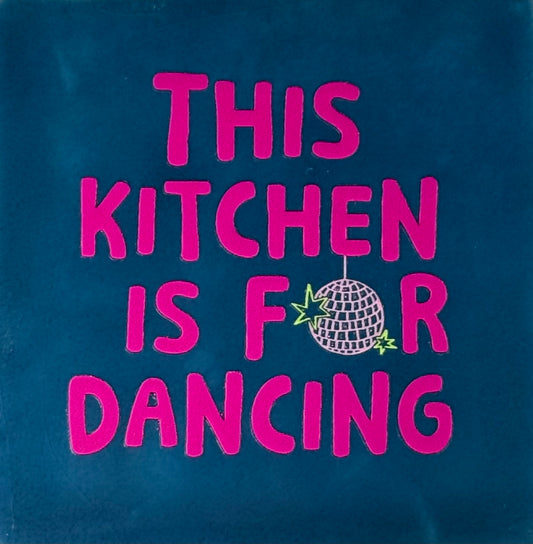 Quote tegeltje 'this kitchen is for dancing' donkerblauw/knalroze(warmroze)