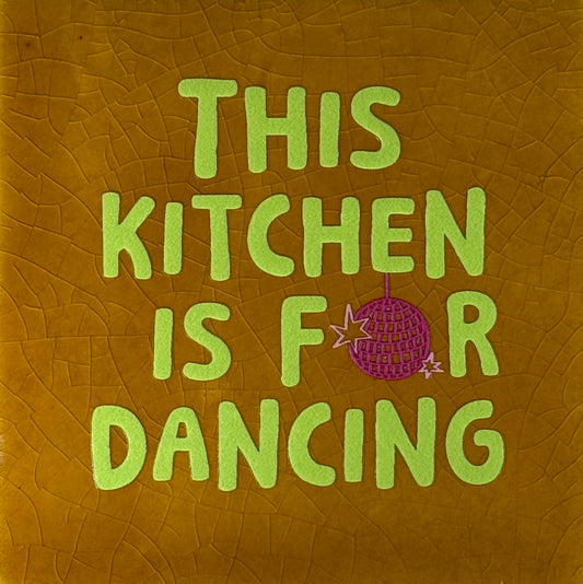 Quote tegeltje 'this kitchen is for dancing' oker/lime(knalroze)