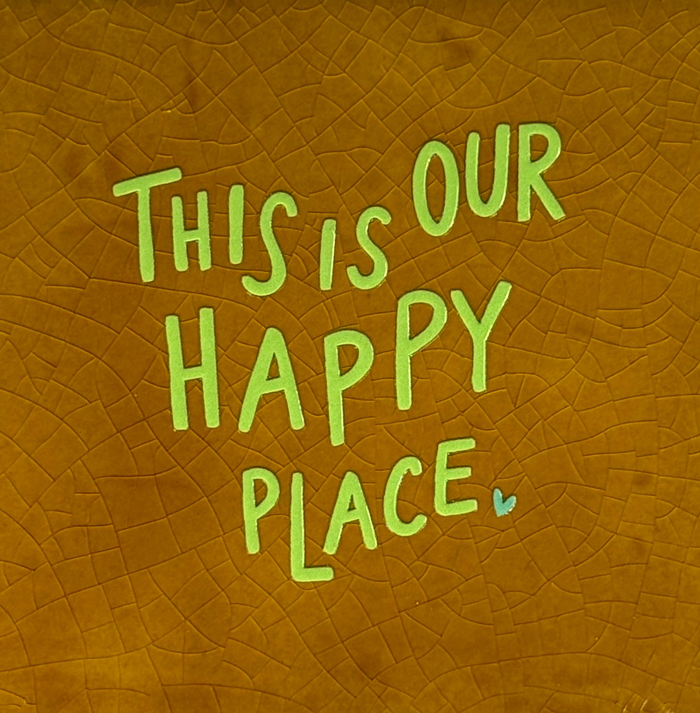 Quote tegeltje 'this is our happy place' oker/lime(mint)