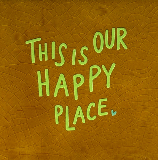 Quote tegeltje 'this is our happy place' oker/lime(mint)