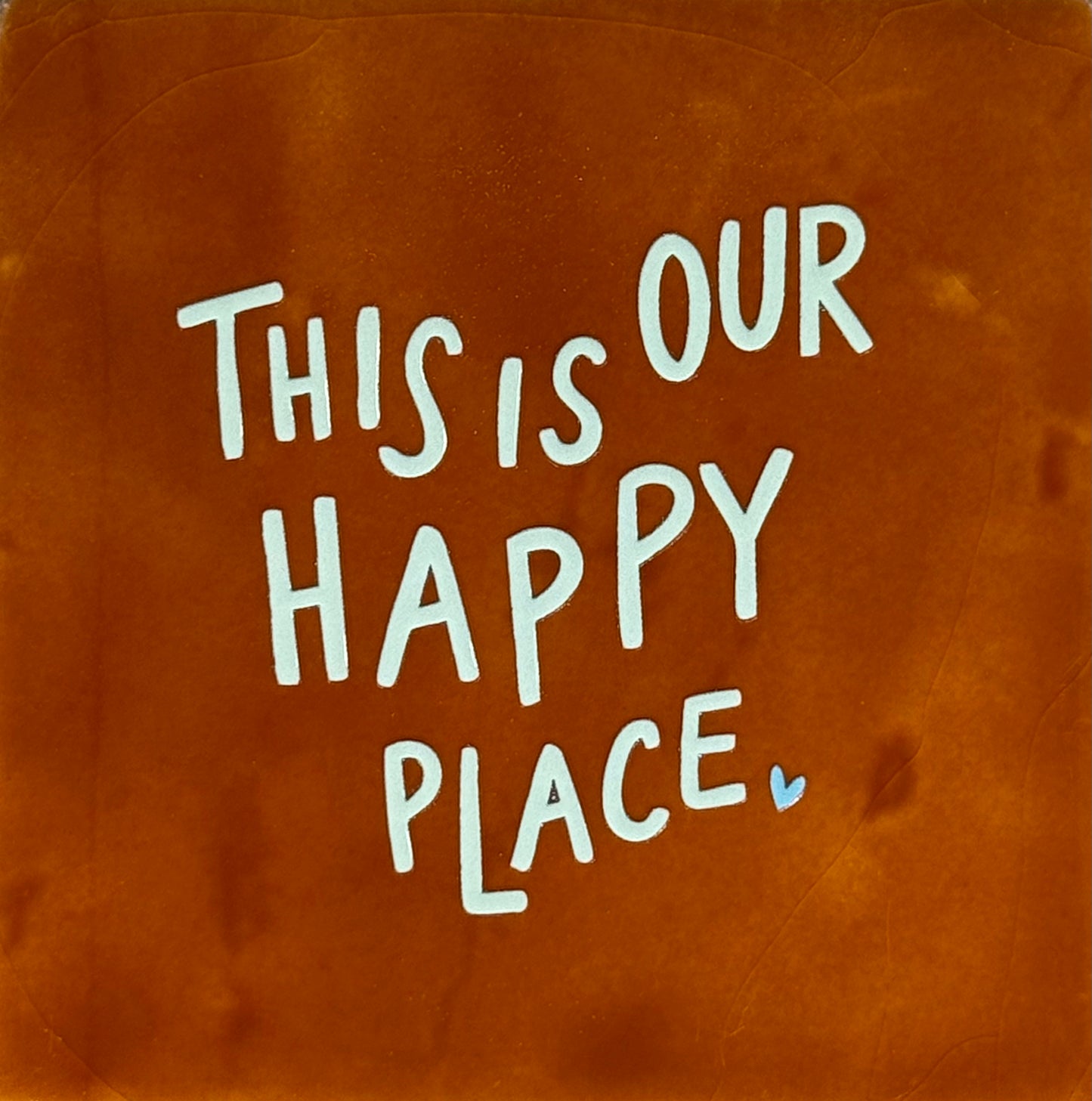 Quote tegeltje 'this is our happy place' terra/lichtgroen(warmblauw)