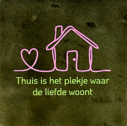 Quote tegeltje 'thuis is het plekje waar de liefde woont' olijf/warmroze(lime)