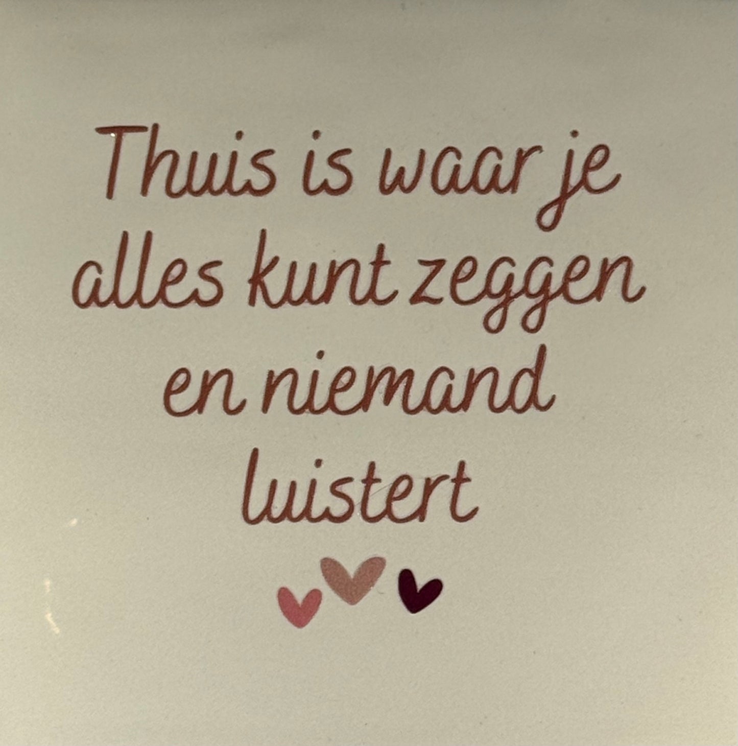 Quote tegeltje 'thuis is waar je alles kunt zeggen en niemand luistert' creme/taupe (zalm-taupe-cherry)