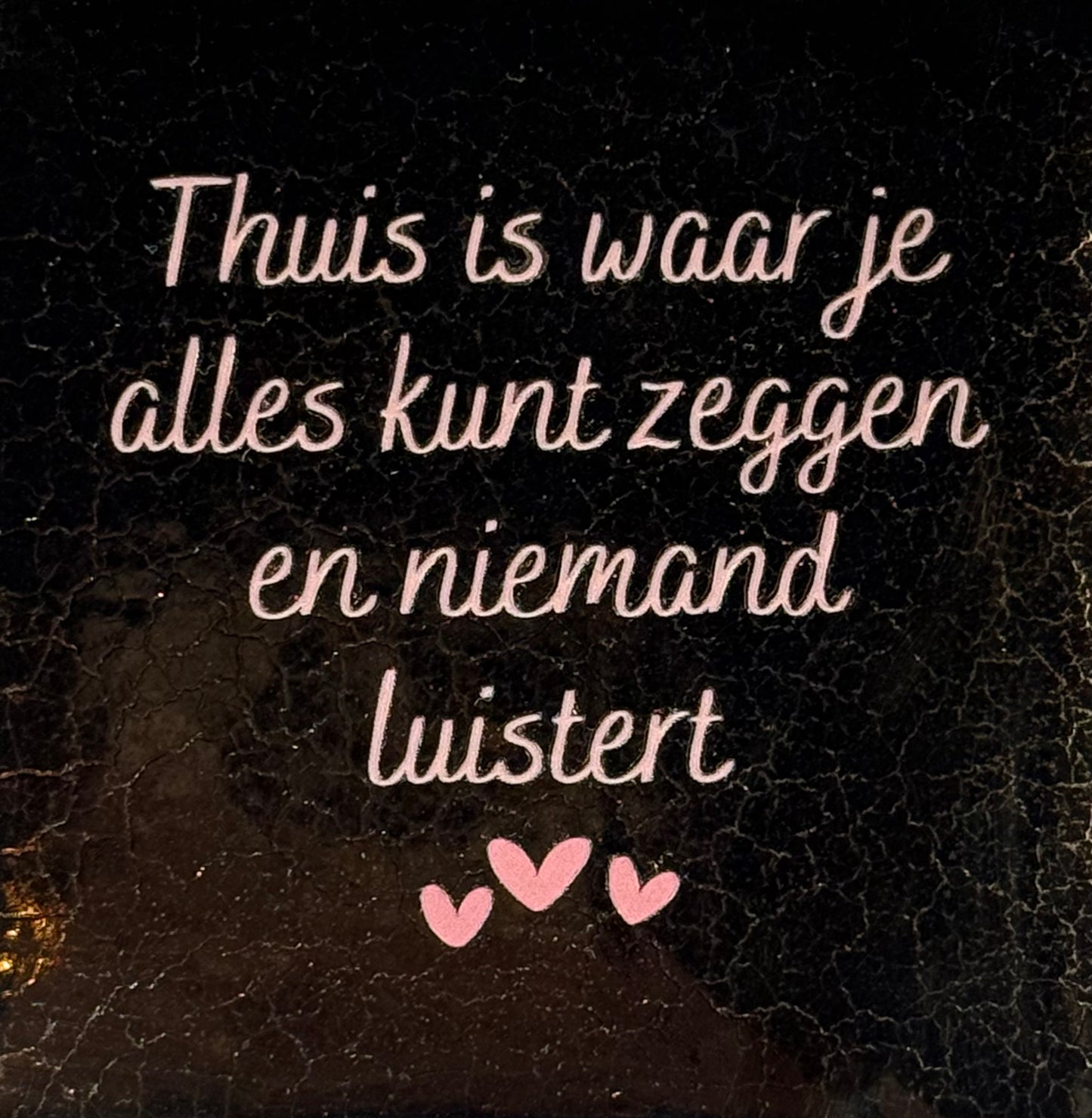 Quote tegeltje 'thuis is waar je alles kunt zeggen en niemand luistert' goud/nude roze(warmroze)
