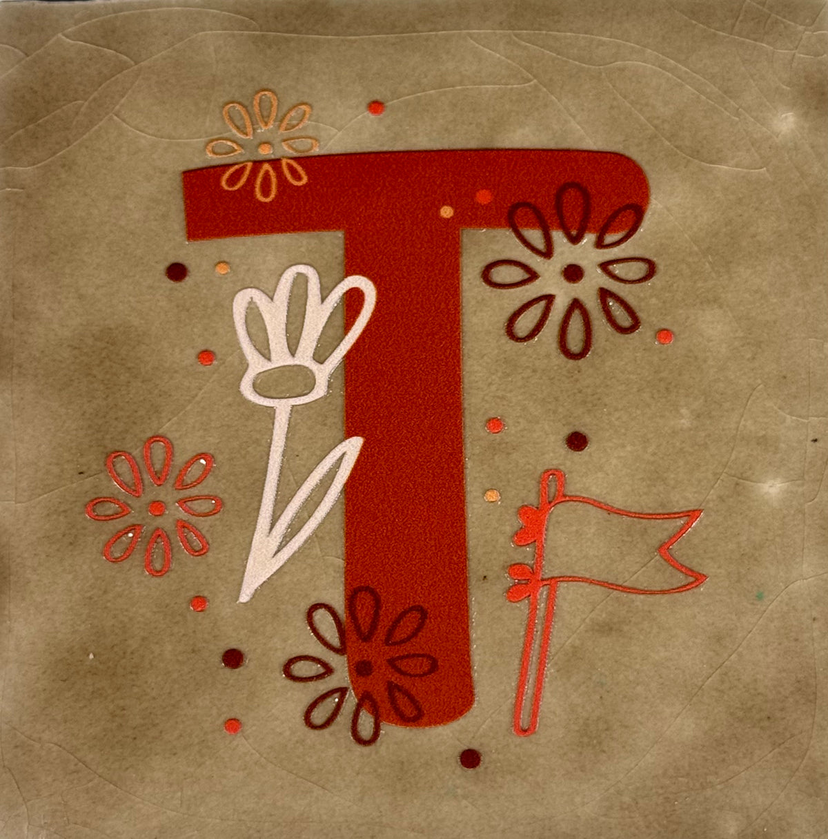 Quote tegeltje 'Alfabet T' taupe/donkerrood