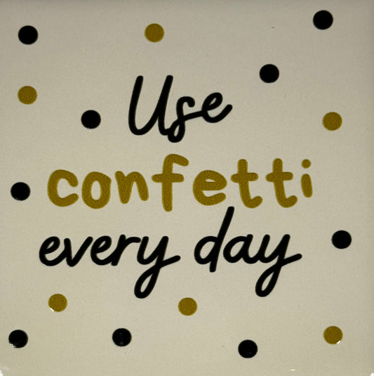 Quote tegeltje 'use confetti every day' creme/zwart (goud)