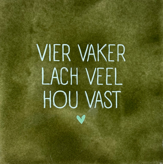 Quote tegeltje 'vier vaker lach veel hou vast' olijf/lichtgroen