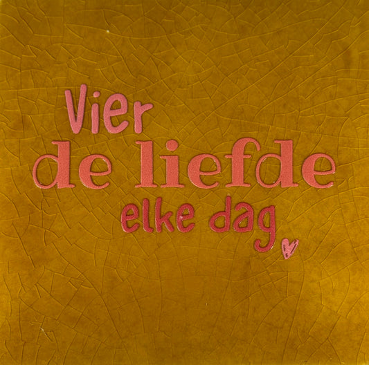 Quote tegeltje 'vier de liefde elke dag' oker/oranjetinten
