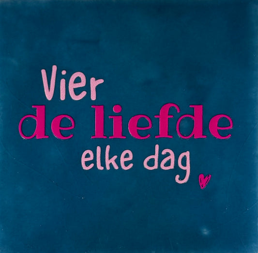 Quote tegeltje 'vier de liefde elke dag' donkerblauw/warmroze(knalroze)