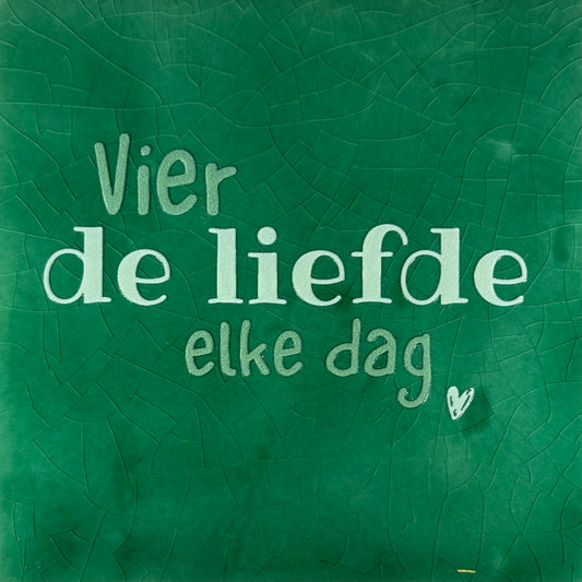 Quote tegeltje 'vier de liefde elke dag' hardgroen/lichtgroen(mint)