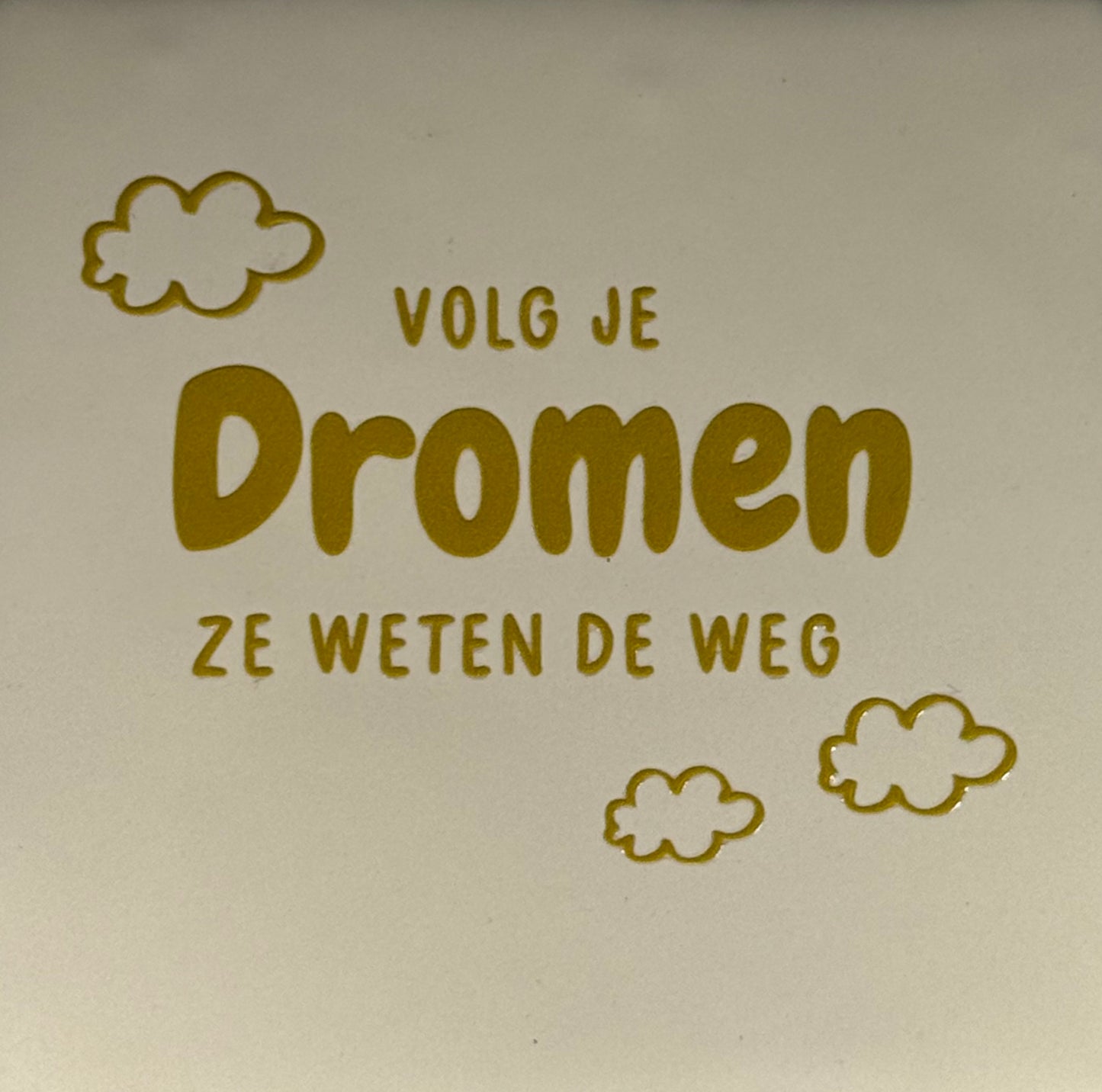 Quote tegeltje 'volg je dromen ze weten de weg' creme/goud