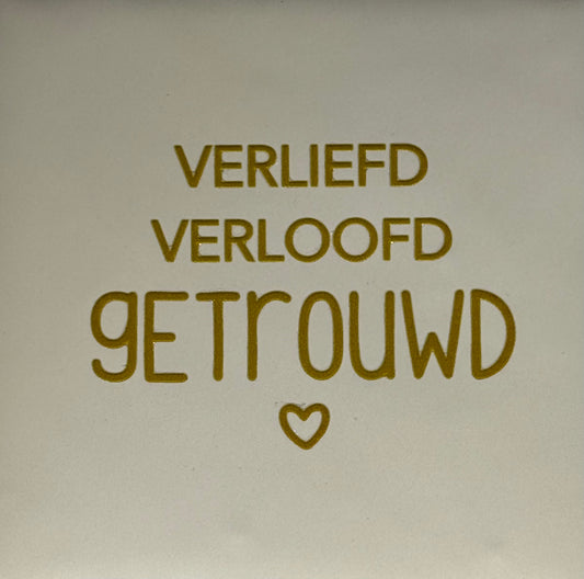 Quote tegeltje 'verliefd verloofd getrouwd' creme/goud