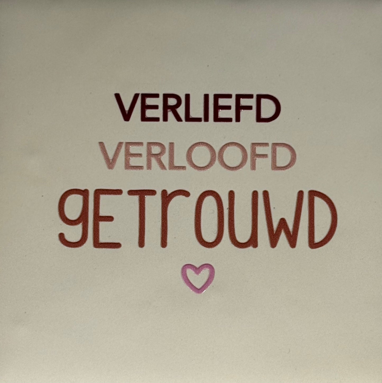 Quote tegeltje 'verliefd verloofd getrouwd' creme/taupe(cherry-nude roze-warmroze)